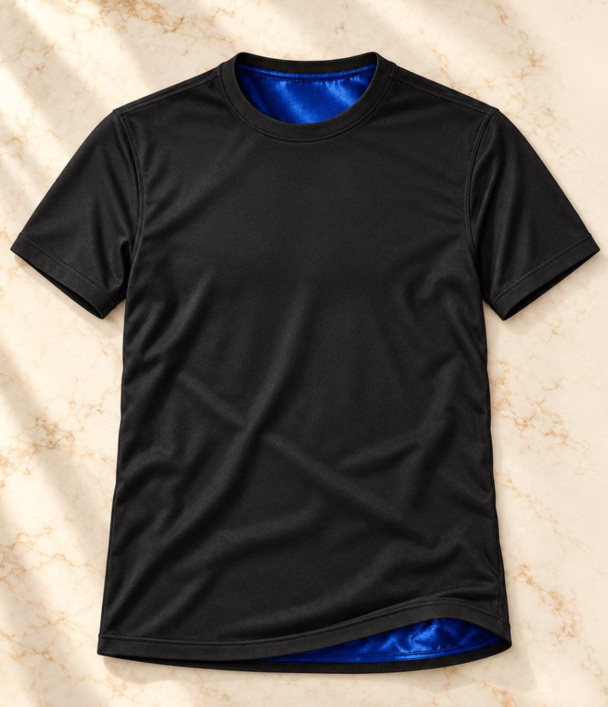 Remera negra de manga corta con interior azul